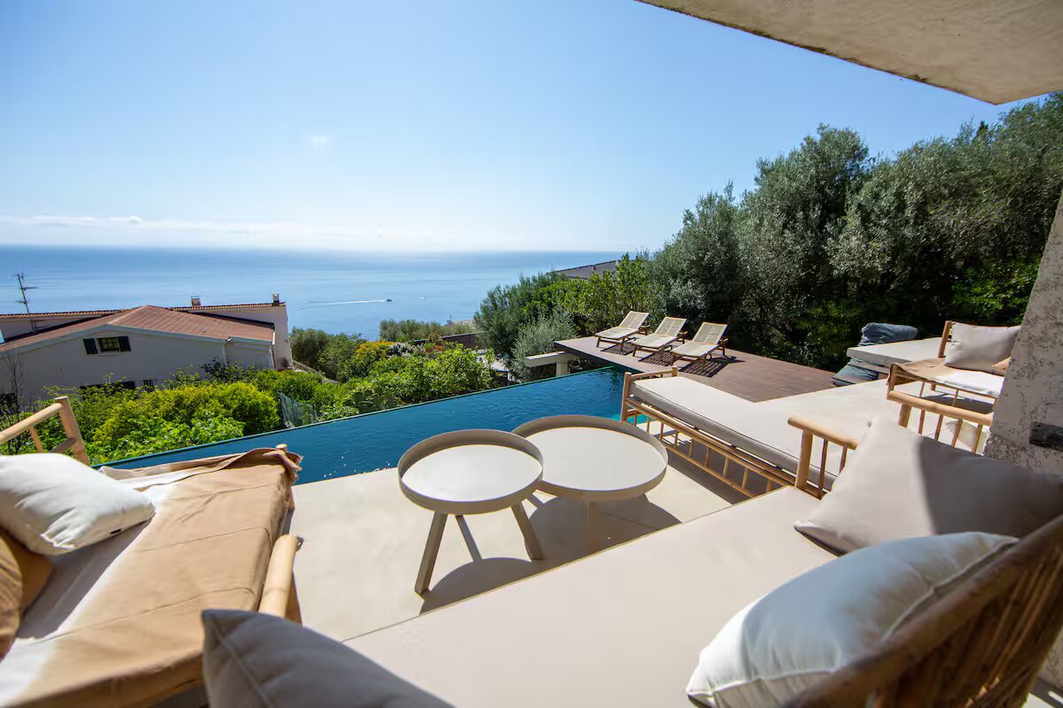 Terrasse lounge avec vue sur la Méditerranée